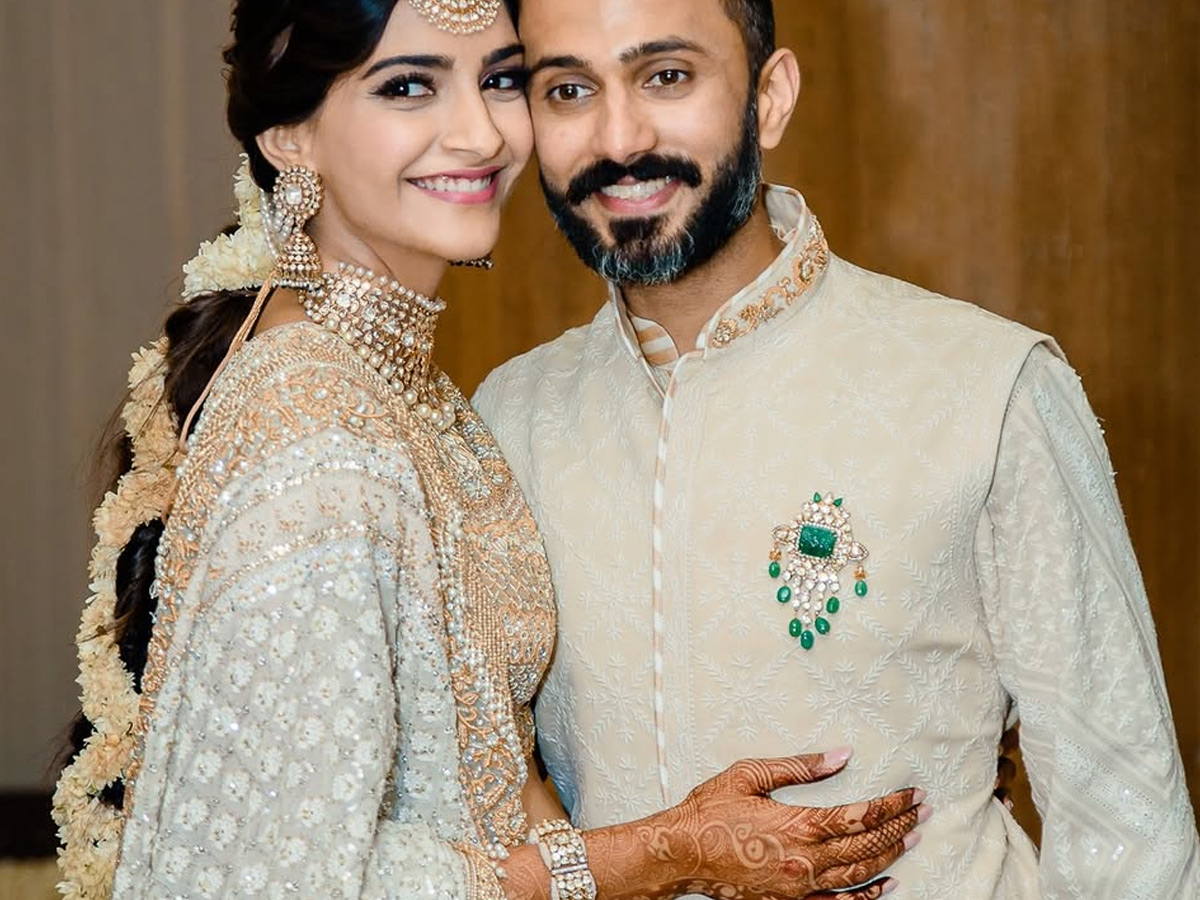 Sonam_20Kapoor_20shares_20unseen_20wedding_20pics_20with_20husband_20Anand_20Ahuja_20on_207th_20Anniversary_20Photos_20_2823_29.jpg 11