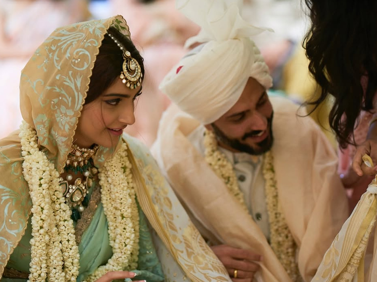 Sonam_20Kapoor_20shares_20unseen_20wedding_20pics_20with_20husband_20Anand_20Ahuja_20on_207th_20Anniversary_20Photos_20_2826_29.jpg 14
