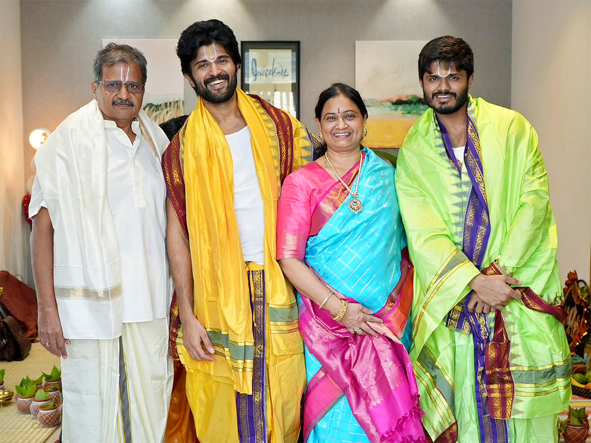 Vijay-Deverakonda-Birthday_3_0.jpg 14