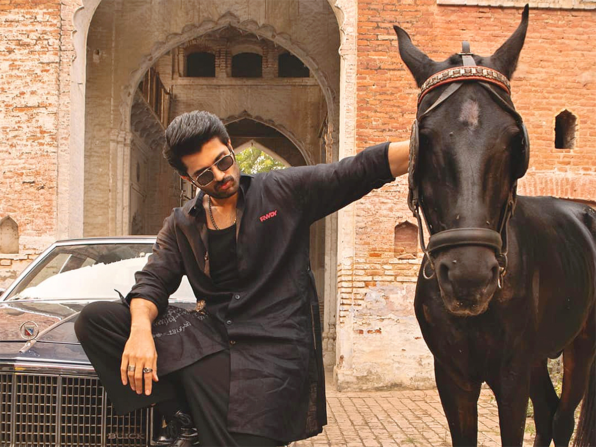 Vijay-Deverakonda-Birthday_4.jpg 16