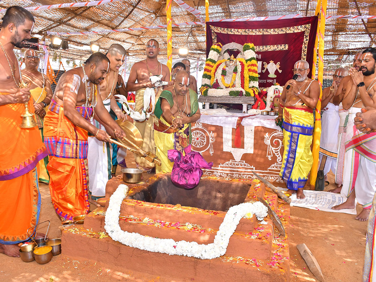 Giri_20Pradakshina_20In_20Yadagirigutta_20Sri_20Lakshmi_20Narasimha_20Swamy_20Temple__20_2810_29.jpg 10
