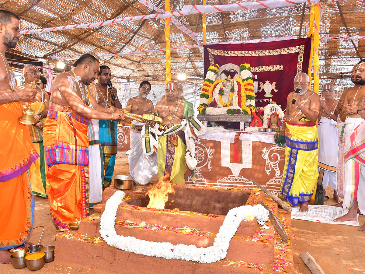 Giri_20Pradakshina_20In_20Yadagirigutta_20Sri_20Lakshmi_20Narasimha_20Swamy_20Temple__20_2812_29.jpg 12