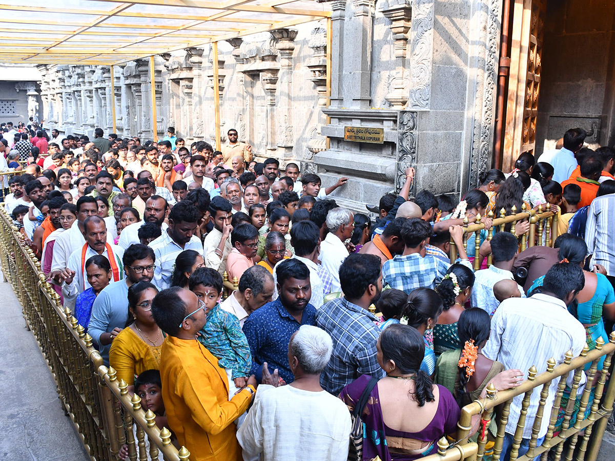 Giri_20Pradakshina_20In_20Yadagirigutta_20Sri_20Lakshmi_20Narasimha_20Swamy_20Temple__20_2814_29.jpg 14