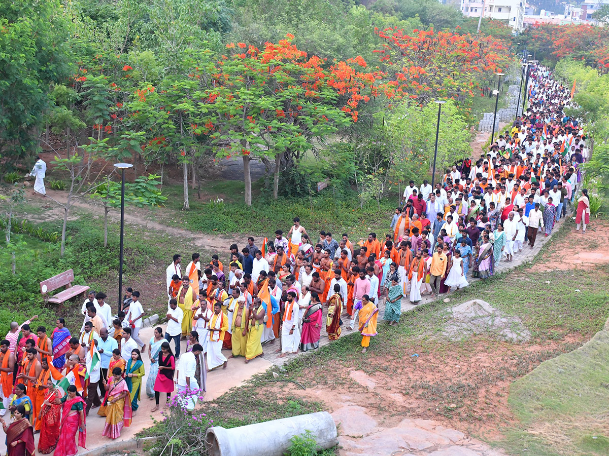Giri_20Pradakshina_20In_20Yadagirigutta_20Sri_20Lakshmi_20Narasimha_20Swamy_20Temple__20_281_29.jpg 1