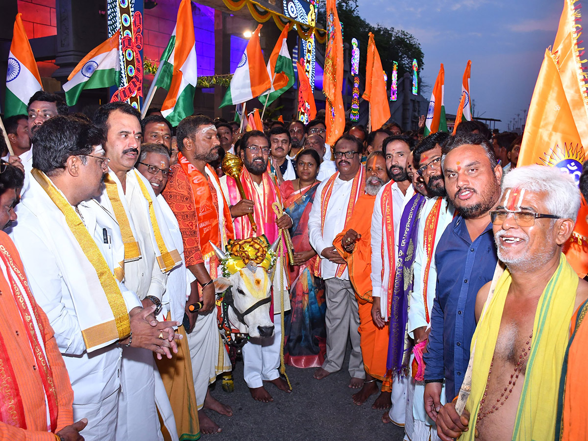 Giri_20Pradakshina_20In_20Yadagirigutta_20Sri_20Lakshmi_20Narasimha_20Swamy_20Temple__20_283_29.jpg 3