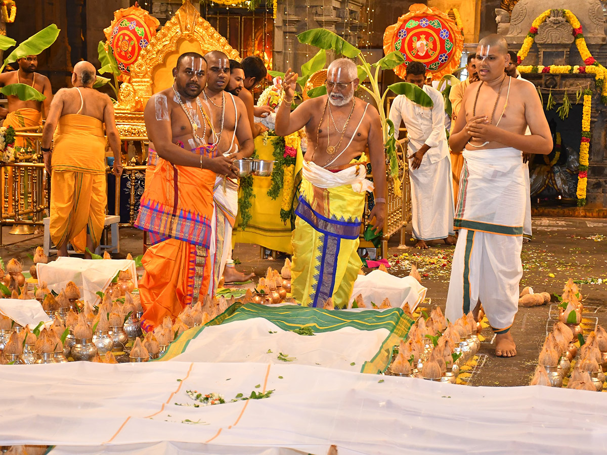 Giri_20Pradakshina_20In_20Yadagirigutta_20Sri_20Lakshmi_20Narasimha_20Swamy_20Temple__20_287_29.jpg 7