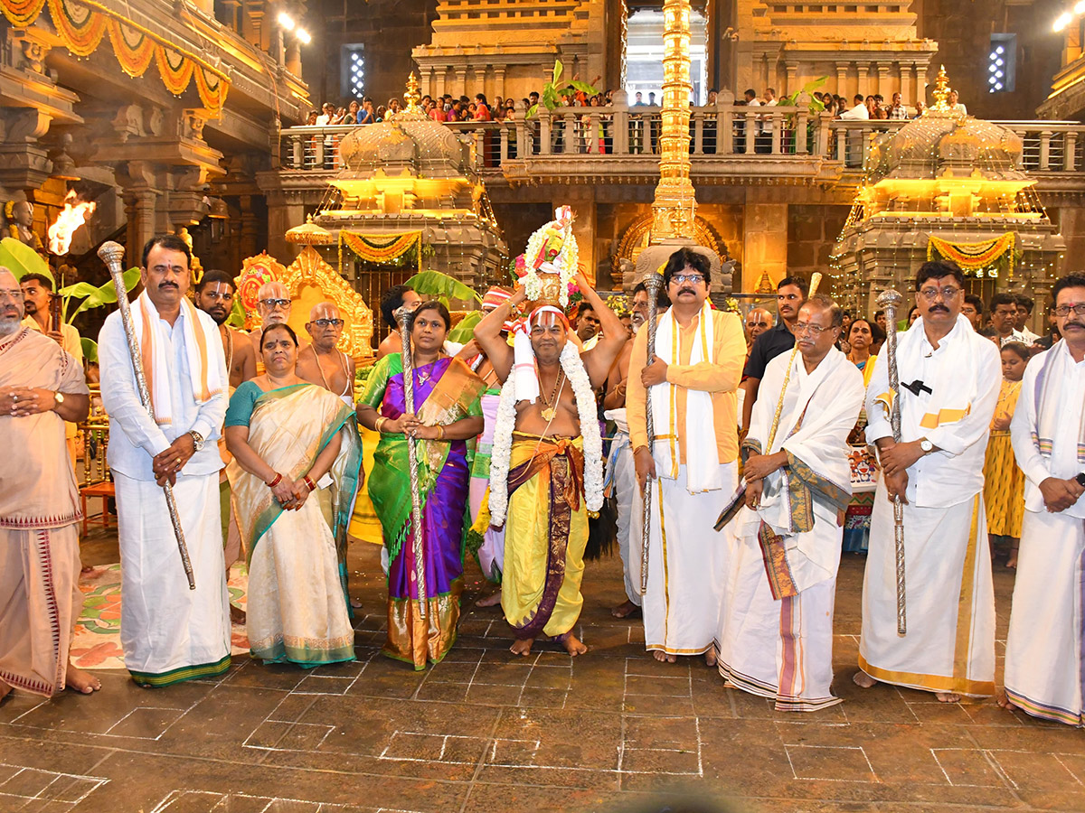 Giri_20Pradakshina_20In_20Yadagirigutta_20Sri_20Lakshmi_20Narasimha_20Swamy_20Temple__20_288_29.jpg 8
