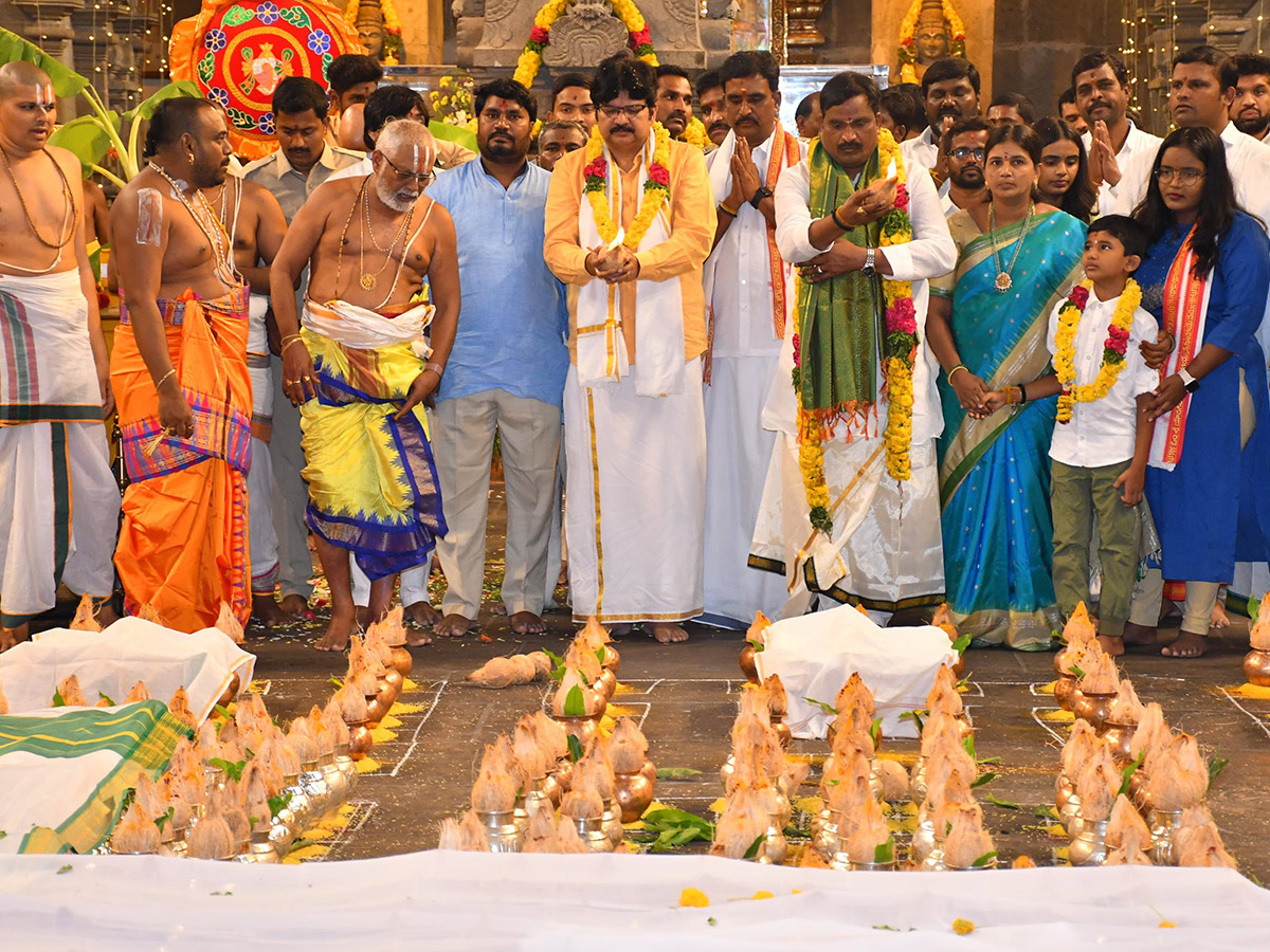 Giri_20Pradakshina_20In_20Yadagirigutta_20Sri_20Lakshmi_20Narasimha_20Swamy_20Temple__20_289_29.jpg 9