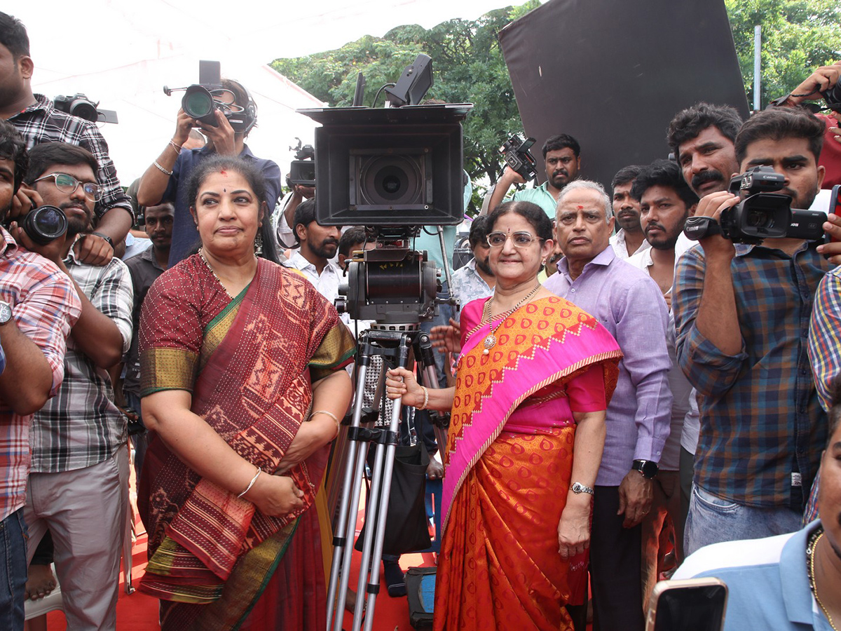 NTR_20YVS_20Chowdary_20New_20Movie_20Opening_20Photos__20_283_29.jpg 3
