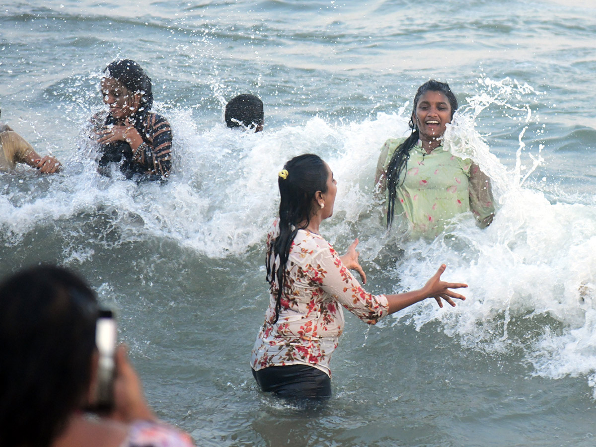 Visakhapatnam_20A_20bustling_20crowd_20of_20visitors_20at_20RK_20Beach__20_2811_29.jpg 11