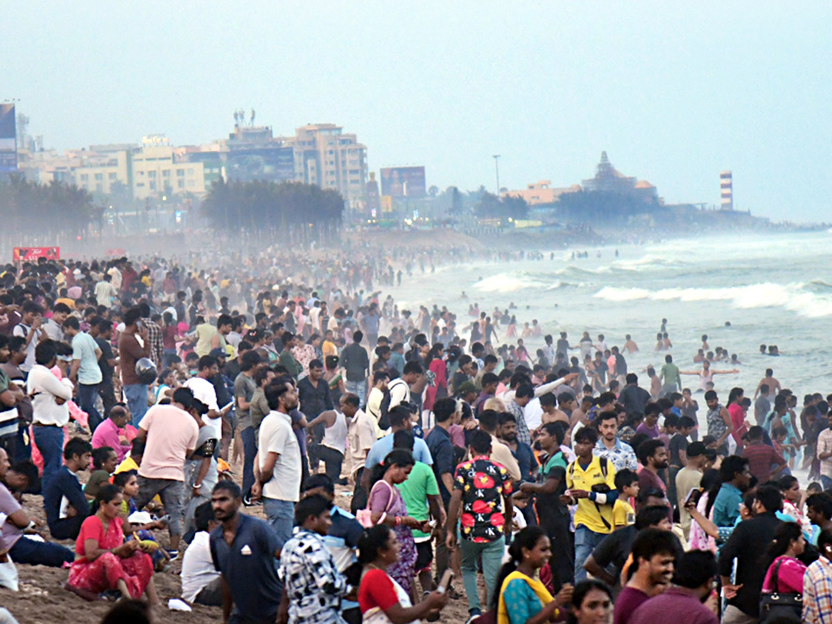 Visakhapatnam_20A_20bustling_20crowd_20of_20visitors_20at_20RK_20Beach__20_282_29.jpg 2