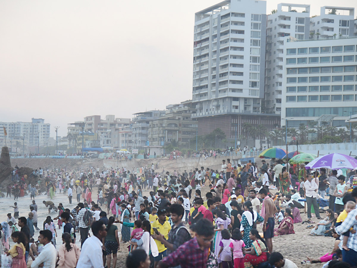 Visakhapatnam_20A_20bustling_20crowd_20of_20visitors_20at_20RK_20Beach__20_283_29.jpg 3