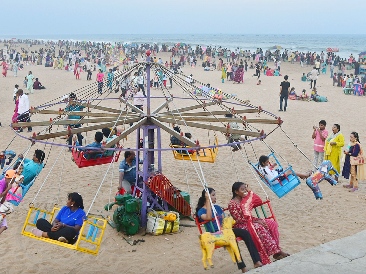 Visakhapatnam_20A_20bustling_20crowd_20of_20visitors_20at_20RK_20Beach__20_284_29.jpg 4