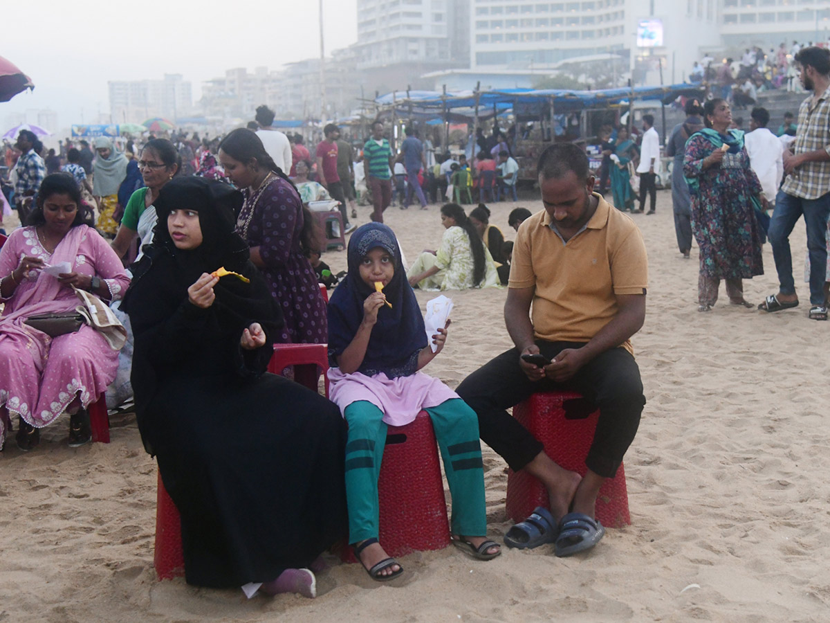 Visakhapatnam_20A_20bustling_20crowd_20of_20visitors_20at_20RK_20Beach__20_285_29.jpg 5