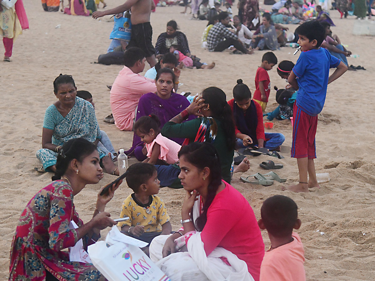 Visakhapatnam_20A_20bustling_20crowd_20of_20visitors_20at_20RK_20Beach__20_286_29.jpg 6