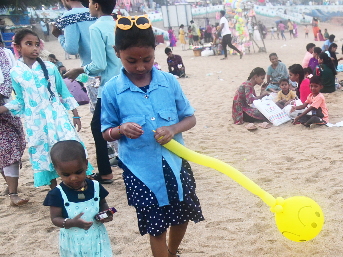 Visakhapatnam_20A_20bustling_20crowd_20of_20visitors_20at_20RK_20Beach__20_287_29.jpg 7