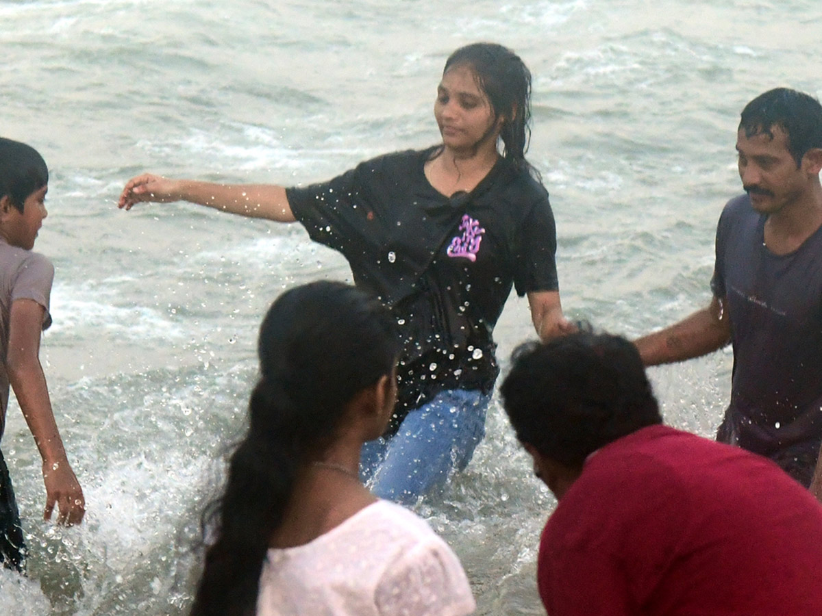 Visakhapatnam_20A_20bustling_20crowd_20of_20visitors_20at_20RK_20Beach__20_288_29.jpg 8