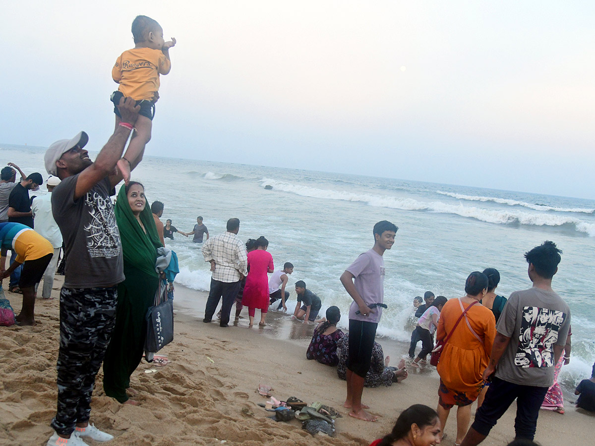 Visakhapatnam_20A_20bustling_20crowd_20of_20visitors_20at_20RK_20Beach__20_289_29.jpg 9