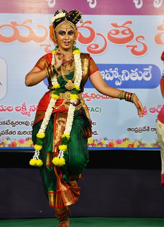 Kuchipudi_20Dance_20Performance_20in_20Vijayawada_20Andhra_20Pradesh__20_2815_29.jpg 15