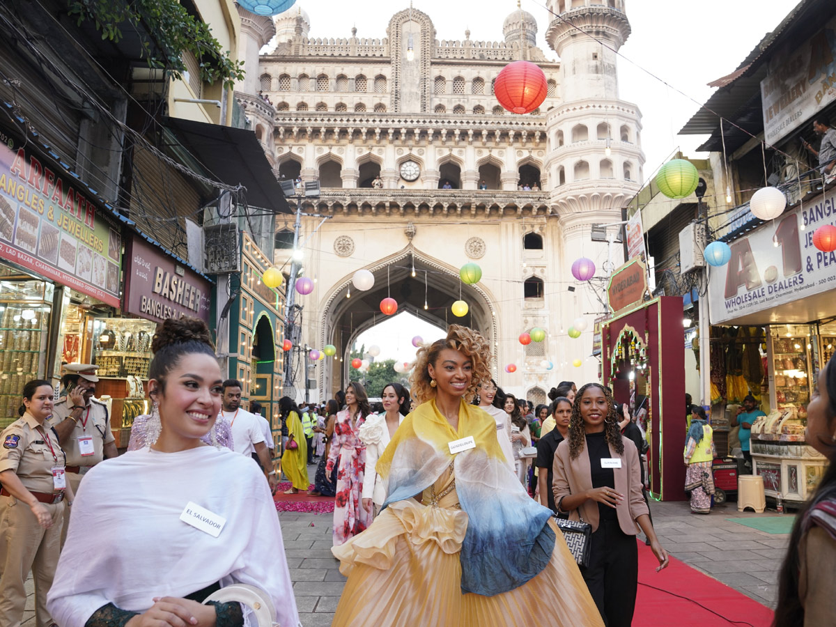 Miss_20World_202025_20Contestants_20At_20Charminar_2C_20Hyderabad_20Photos_20_2819_29.jpg 7