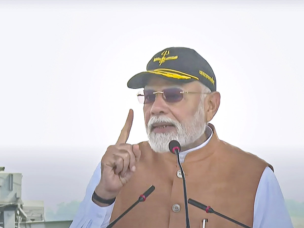 PM_20Narendra_20Modi_20meets_20jawans_20at_20Adampur_20Airbase_20Photos_20_281_29.jpg 10