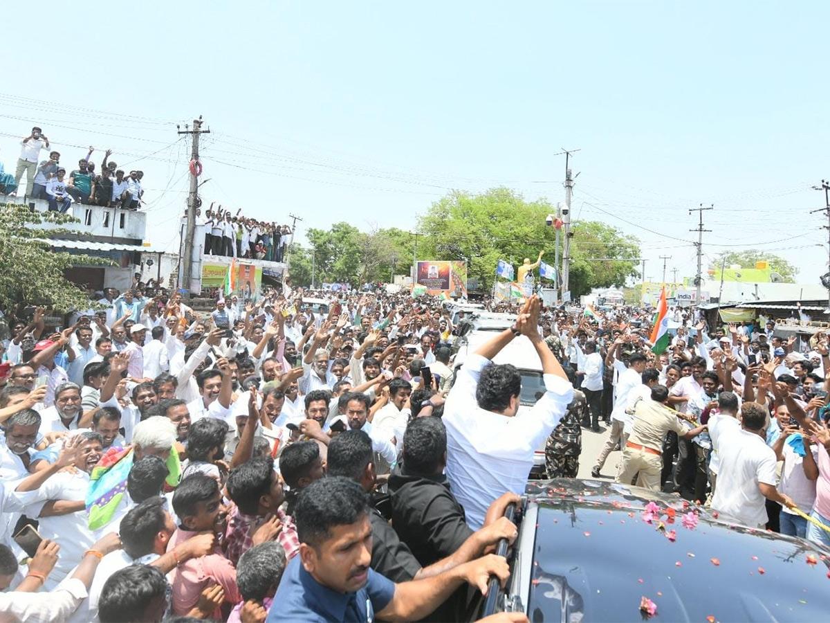 YS_20Jagan_20Visit_20Murali_20Naik_20Family_20Huge_20Crowd_20Welcome_13.jpg 12