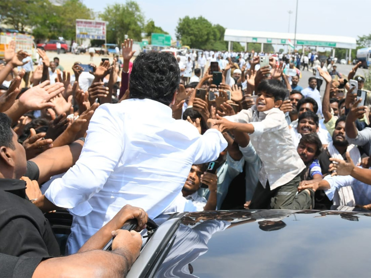 YS_20Jagan_20Visit_20Murali_20Naik_20Family_20Huge_20Crowd_20Welcome_4.jpg 4