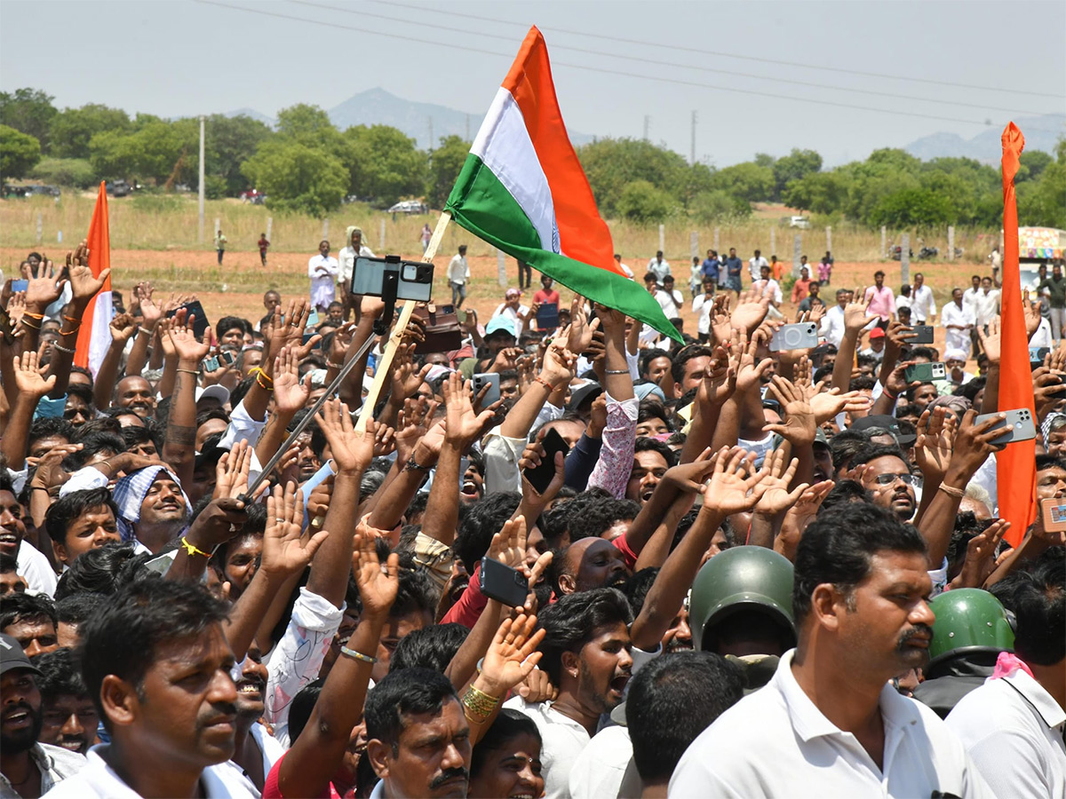 YS_20Jagan_20Visit_20Murali_20Naik_20Family_20Huge_20Crowd_20Welcome_9.jpg 8