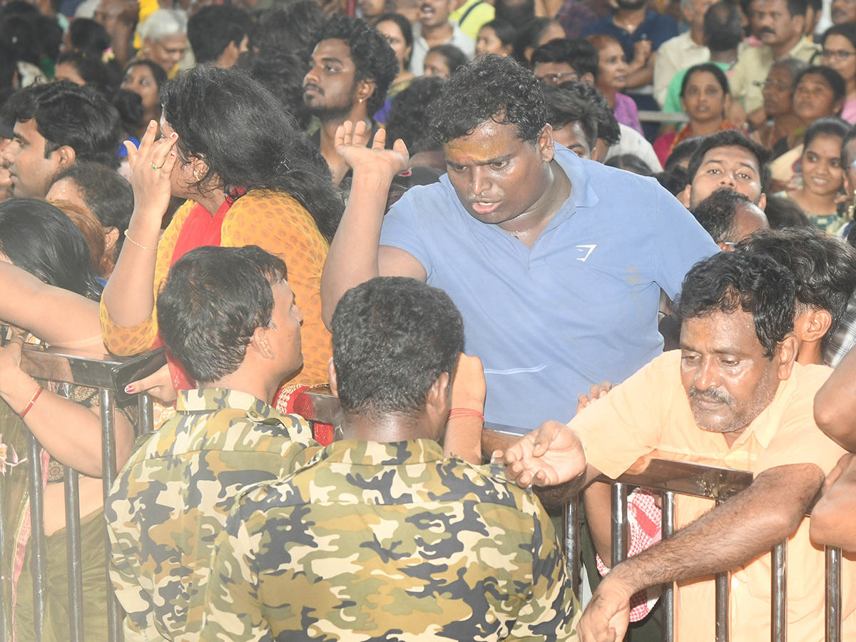 Gangamma_20Jatara_20Ends_20With_20Grand_20Vishwaroopa_20Darshanam_20Ceremony__20_2810_29.jpg 10