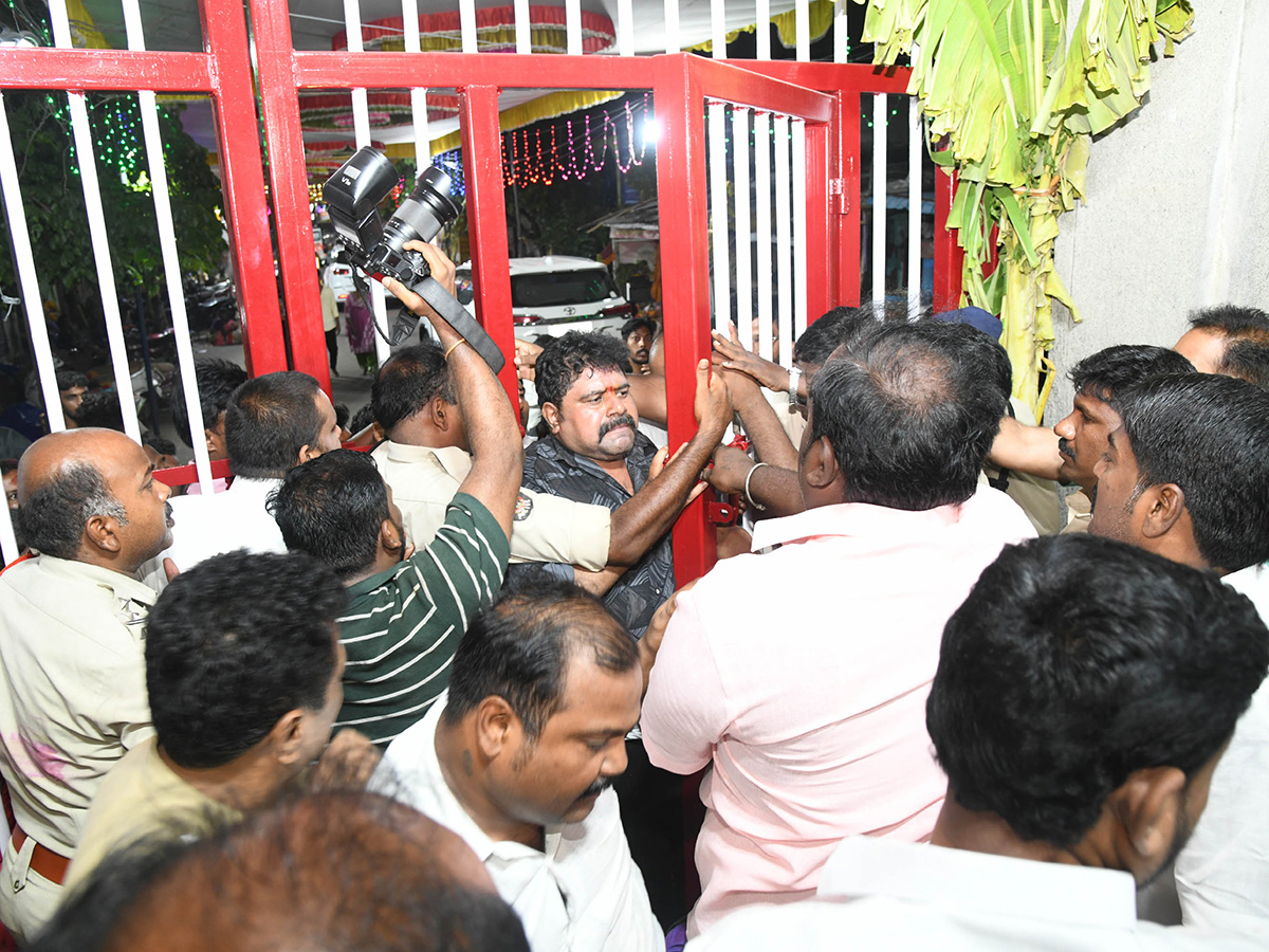Gangamma_20Jatara_20Ends_20With_20Grand_20Vishwaroopa_20Darshanam_20Ceremony__20_2811_29.jpg 11