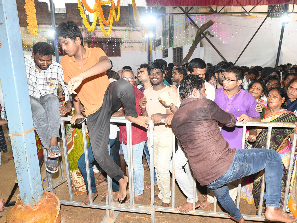 Gangamma_20Jatara_20Ends_20With_20Grand_20Vishwaroopa_20Darshanam_20Ceremony__20_2816_29.jpg 16