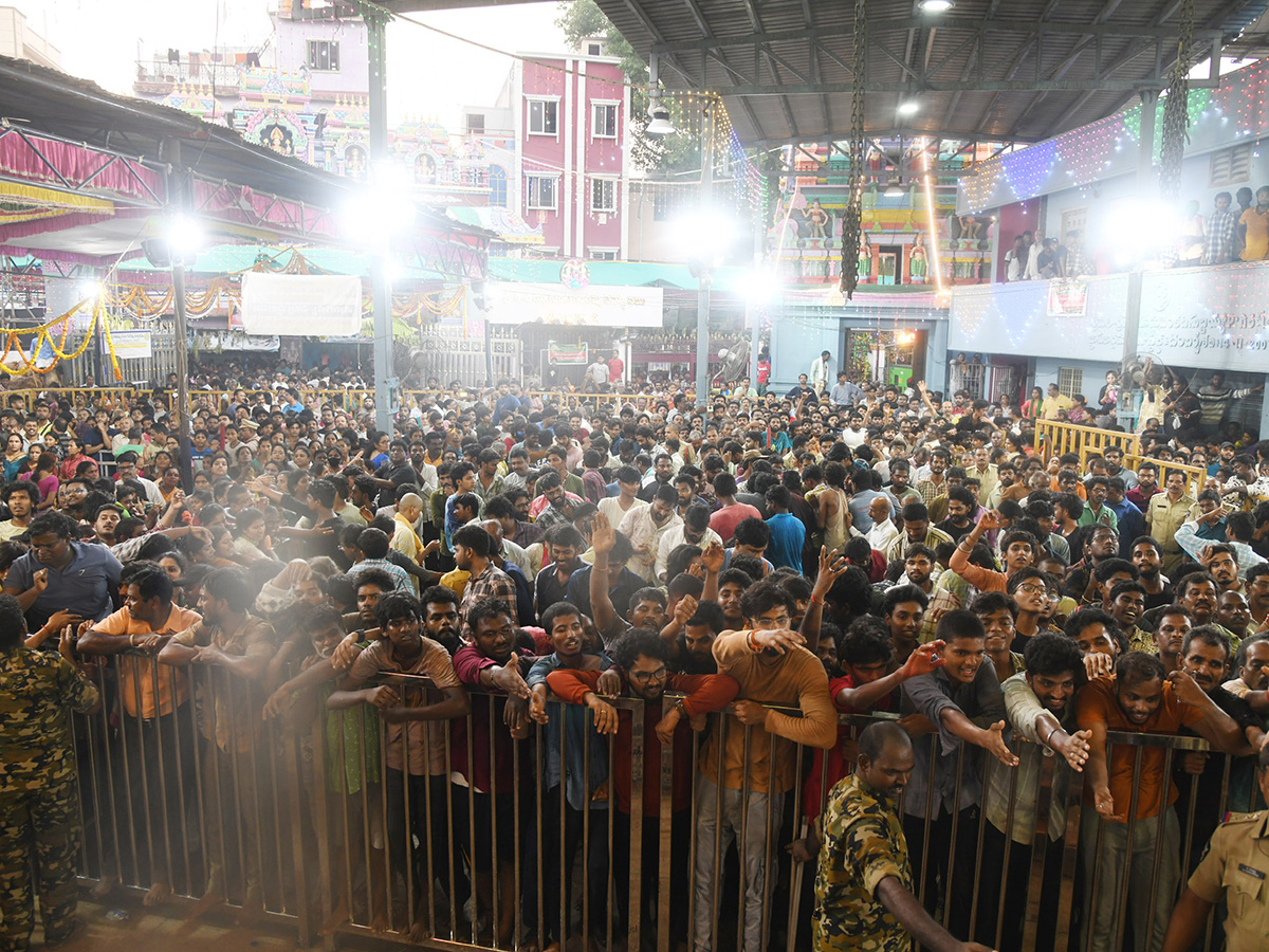 Gangamma_20Jatara_20Ends_20With_20Grand_20Vishwaroopa_20Darshanam_20Ceremony__20_283_29.jpg 3