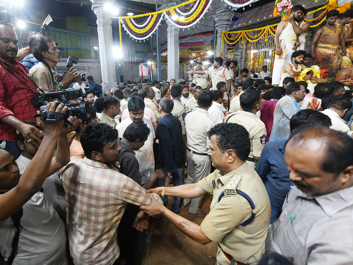 Gangamma_20Jatara_20Ends_20With_20Grand_20Vishwaroopa_20Darshanam_20Ceremony__20_285_29.jpg 5