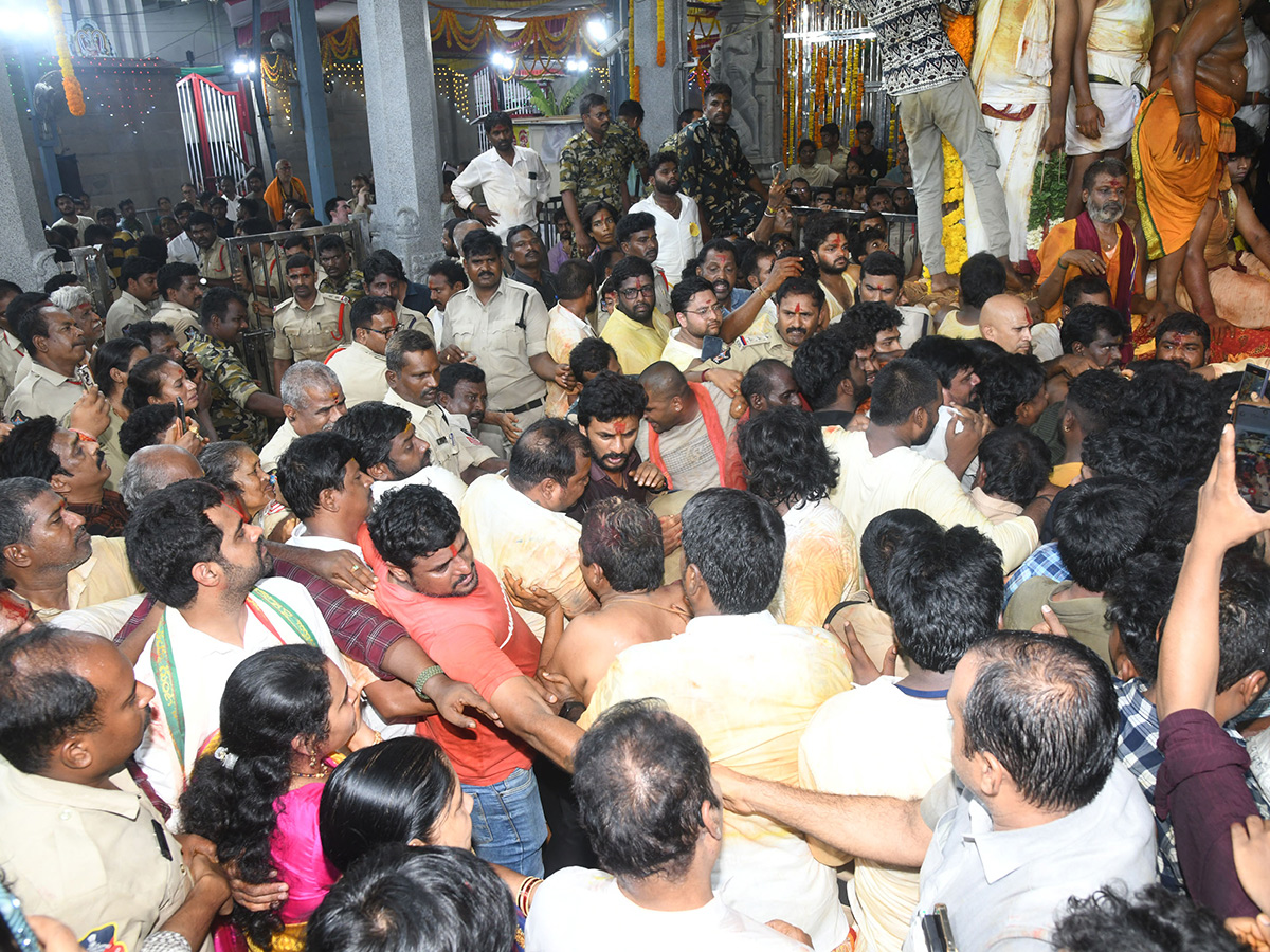 Gangamma_20Jatara_20Ends_20With_20Grand_20Vishwaroopa_20Darshanam_20Ceremony__20_286_29.jpg 6