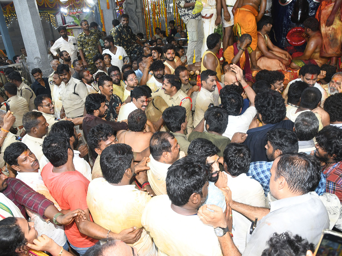 Gangamma_20Jatara_20Ends_20With_20Grand_20Vishwaroopa_20Darshanam_20Ceremony__20_287_29.jpg 7