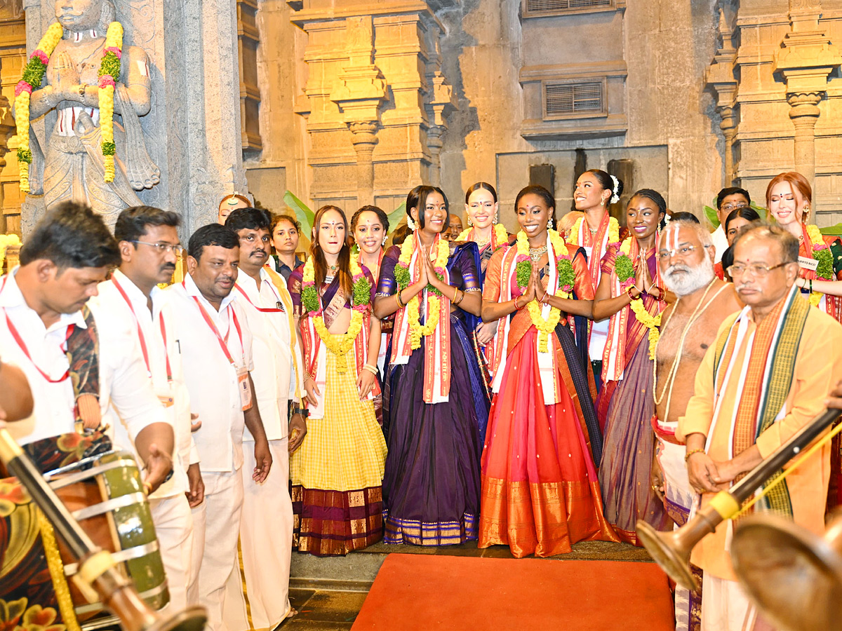 Miss_20World_20Contestants_20To_20Visit_20Yadagirigutta_20And_20Pochampally_20Photos_20_2813_29.jpg 14