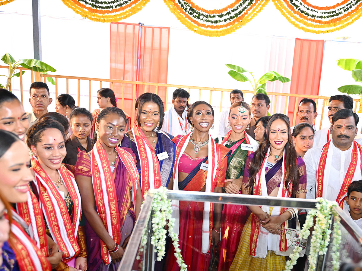 Miss_20World_20Contestants_20To_20Visit_20Yadagirigutta_20And_20Pochampally_20Photos_20_2816_29.jpg 17