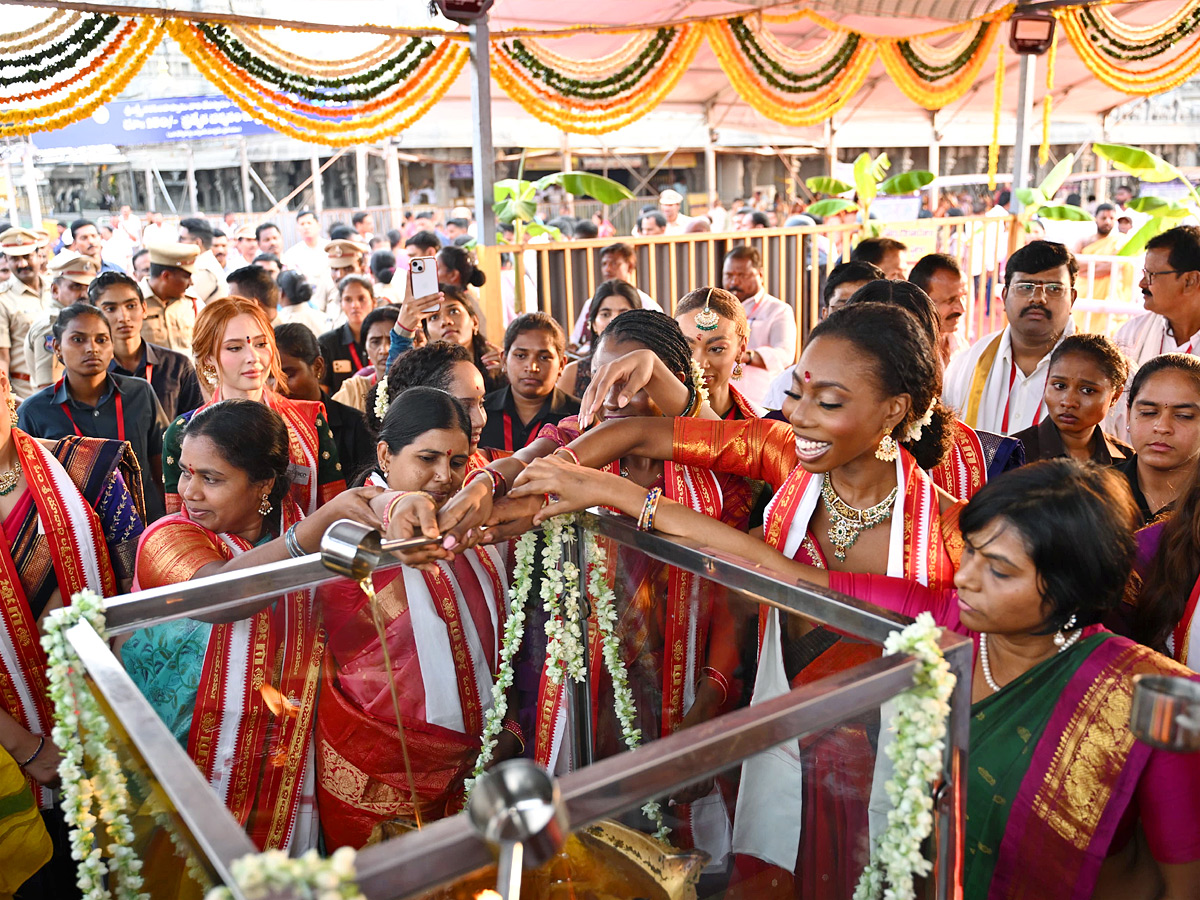 Miss_20World_20Contestants_20To_20Visit_20Yadagirigutta_20And_20Pochampally_20Photos_20_2817_29.jpg 18