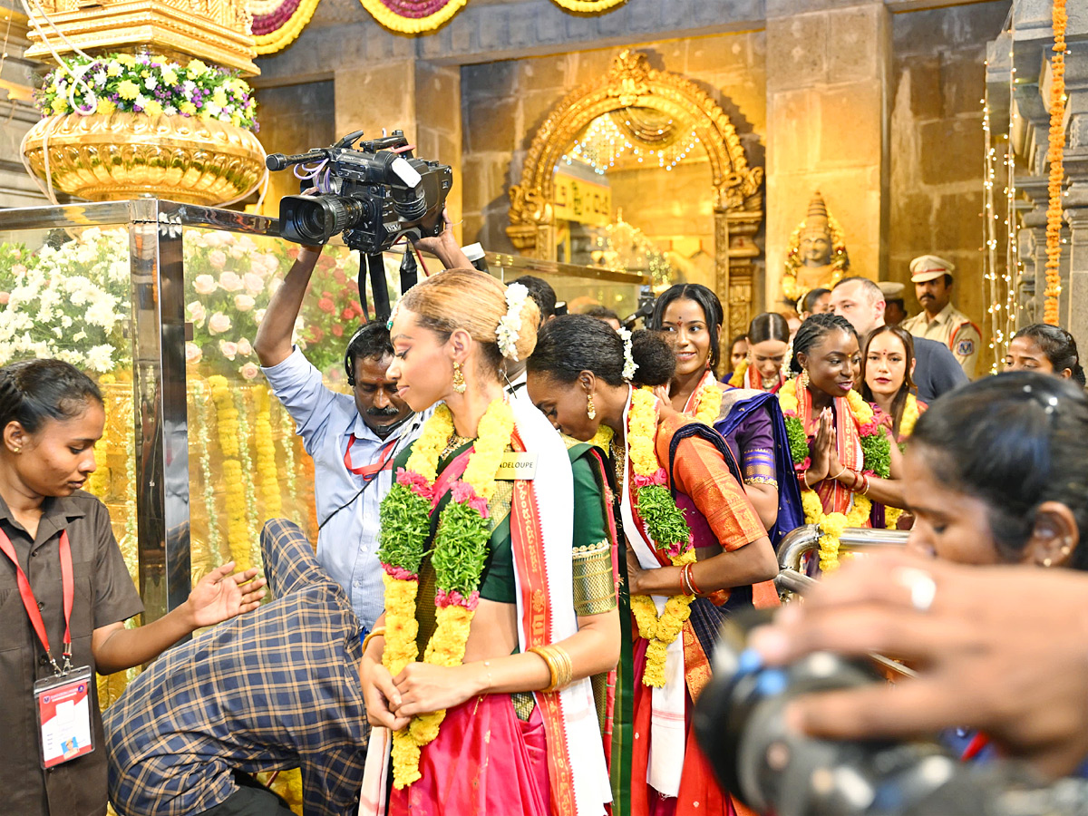 Miss_20World_20Contestants_20To_20Visit_20Yadagirigutta_20And_20Pochampally_20Photos_20_2821_29.jpg 22