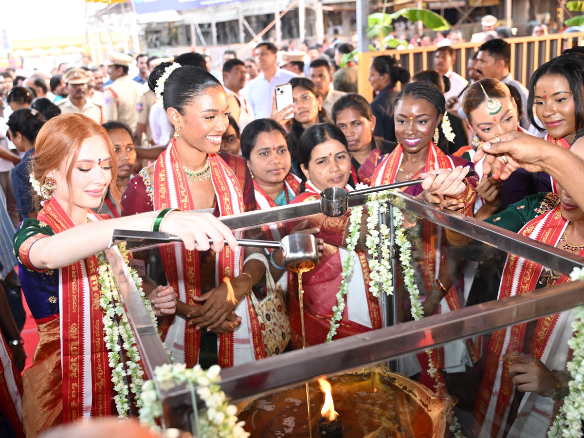 Miss_20World_20Contestants_20To_20Visit_20Yadagirigutta_20And_20Pochampally_20Photos_20_2822_29.jpg 23