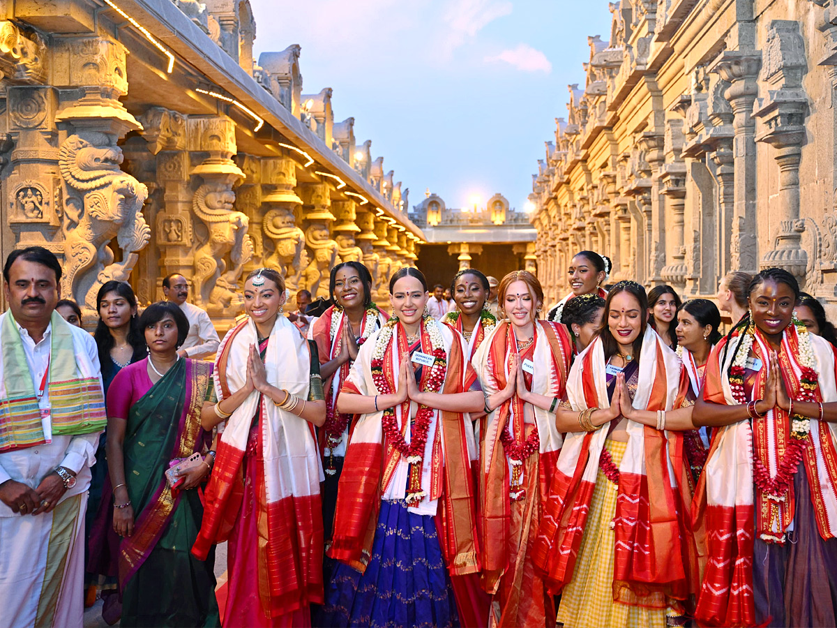 Miss_20World_20Contestants_20To_20Visit_20Yadagirigutta_20And_20Pochampally_20Photos_20_2829_29.jpg 30