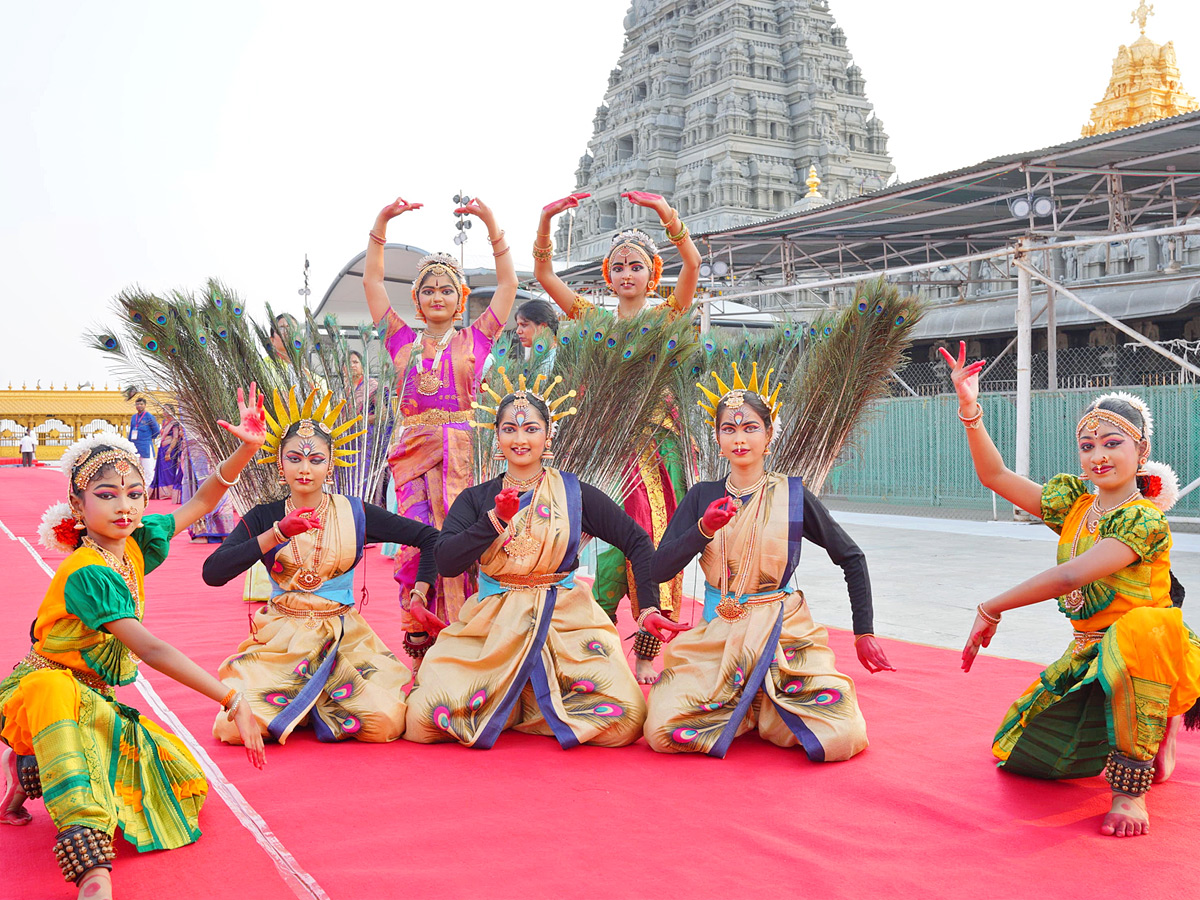 Miss_20World_20Contestants_20To_20Visit_20Yadagirigutta_20And_20Pochampally_20Photos_20_282_29.jpg 3