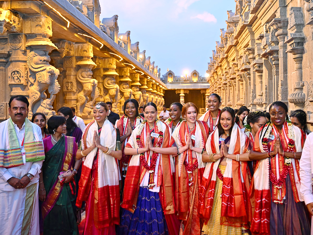 Miss_20World_20Contestants_20To_20Visit_20Yadagirigutta_20And_20Pochampally_20Photos_20_2832_29.jpg 33