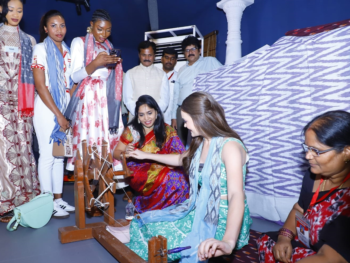Miss_20World_20Contestants_20To_20Visit_20Yadagirigutta_20And_20Pochampally_20Photos_20_2834_29.jpg 35