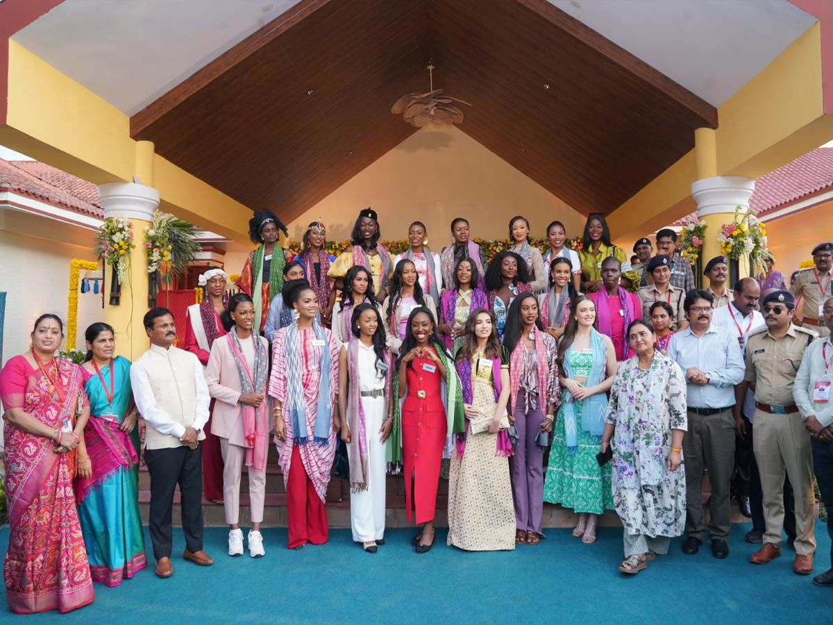 Miss_20World_20Contestants_20To_20Visit_20Yadagirigutta_20And_20Pochampally_20Photos_20_2838_29.jpg 39