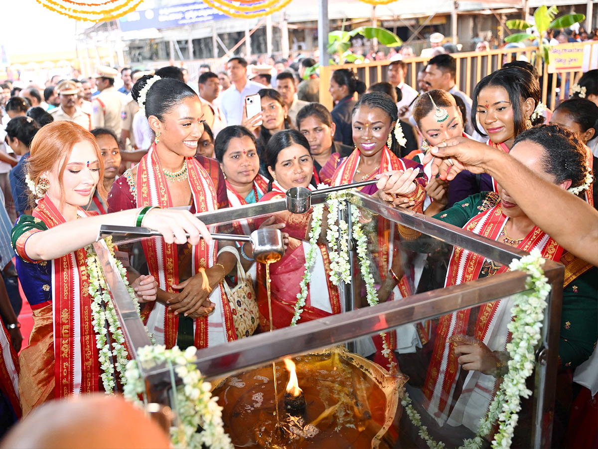 Miss_20World_20Contestants_20To_20Visit_20Yadagirigutta_20And_20Pochampally_20Photos_20_284_29.jpg 5