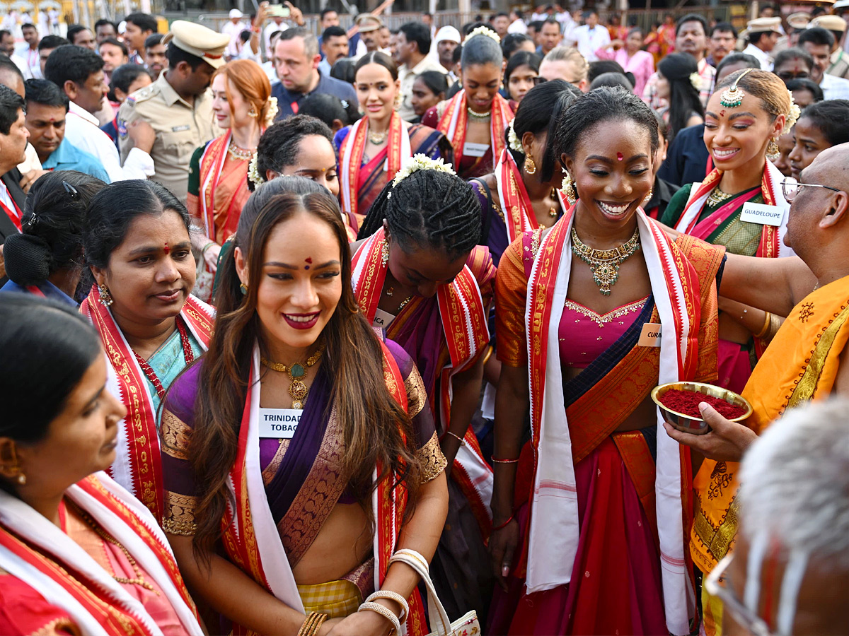 Miss_20World_20Contestants_20To_20Visit_20Yadagirigutta_20And_20Pochampally_20Photos_20_286_29.jpg 7