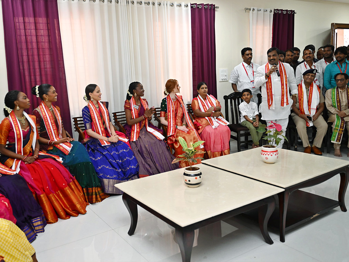 Miss_20World_20Contestants_20To_20Visit_20Yadagirigutta_20And_20Pochampally_20Photos_20_288_29.jpg 9