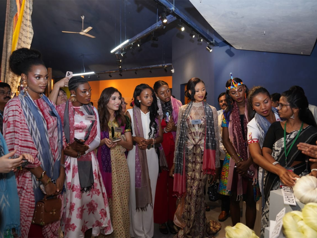Miss_20World_20Contestants_20Visit_20Bhoodan_20Pochampally_20Photos_17.jpg 17