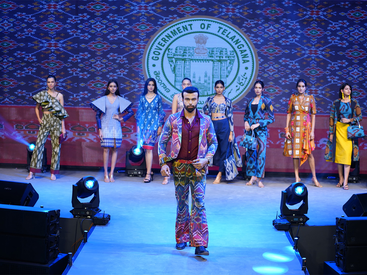 Miss_20World_20Contestants_20Visit_20Bhoodan_20Pochampally_20Photos_7.jpg 7